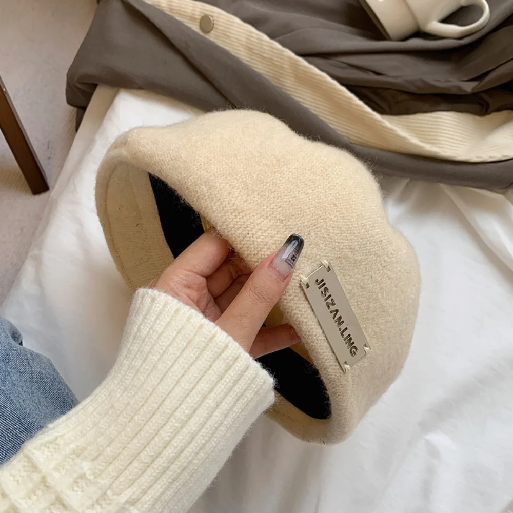 Elegancki metalowy beret z logo, duży obwód głowy, wyszczuplający twarz, zimowa i jesienna czapka, wełniana, ciepła, dwustronna czapka malarska damska