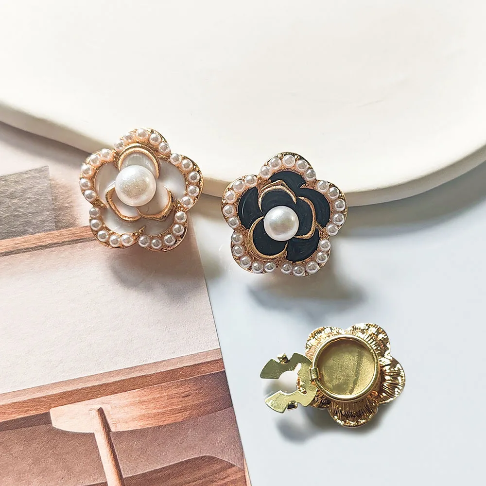 2 SZT. Modne metalowe guziki w kształcie kwiatów z kokardką i perłą do dekoracji odzieży DIY, ozdobne guziki ze stopu do koszul i rękawów.