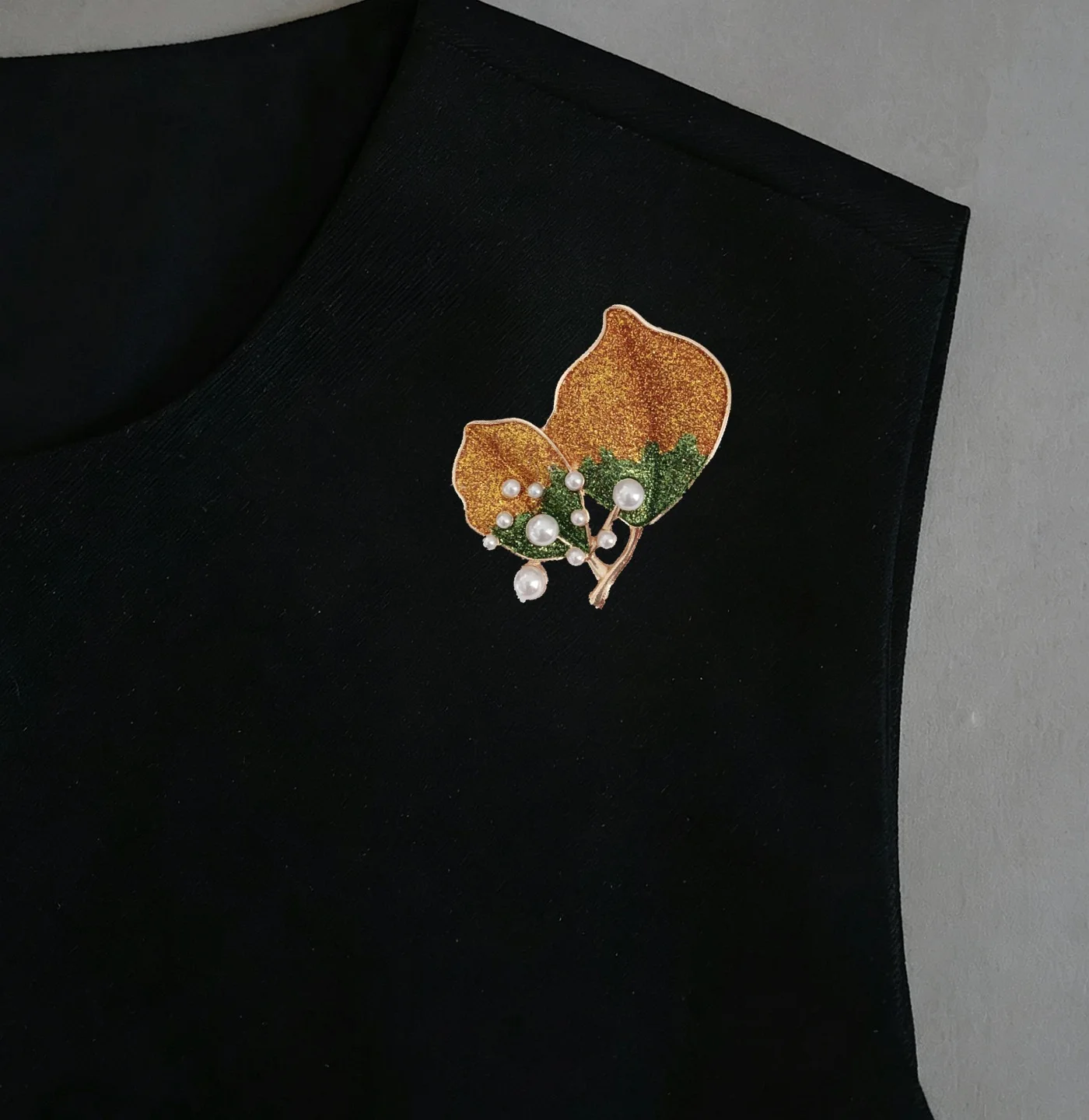 Palace style retro leaf pearl brooch high-end fashion temperament accessory new brooch chest flower