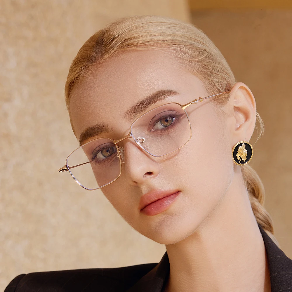 The new trend of men and women small frame glass are made of titanium alloy with a retro design interspersed with innovative art