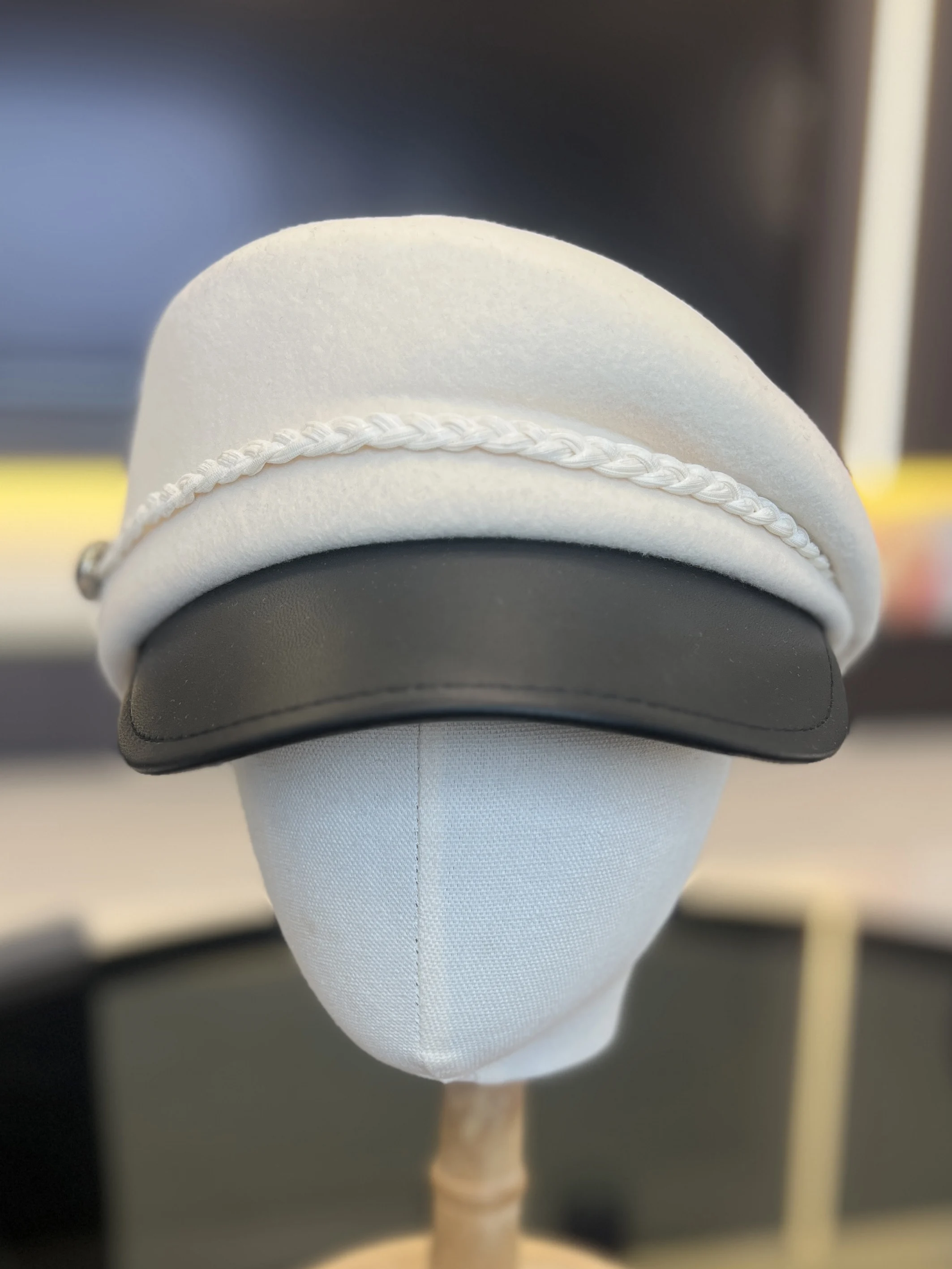 ファッショナブルな秋冬の女性用ウールベレー帽、八角形、小さめで爽やかなスタイル、調節可能な革のつば付きニュースボーイキャップ、全年齢対応