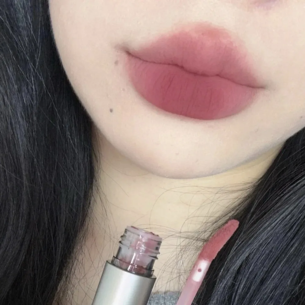 Non-Stick Cups Dark Brown Matte Lip Gloss Nude Brown Lips กันน้ำสีน้ำตาลลิปโคลนลิปสติกติดทนแบบพกพา