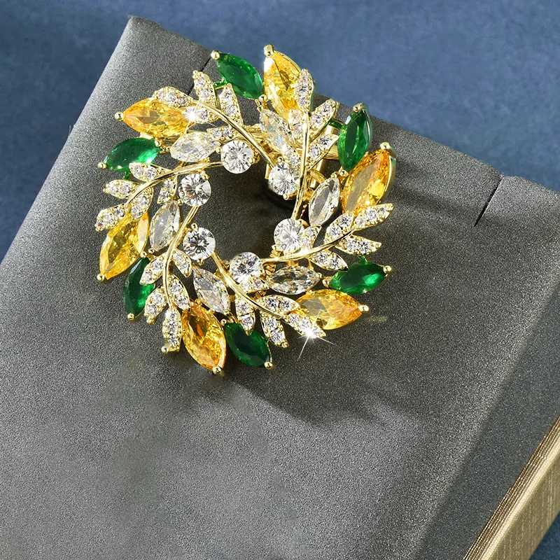 

A birthday gift from a lady to an elder, a bauhinia flower brooch, a high-end and luxurious crystal brooch accessory pin
