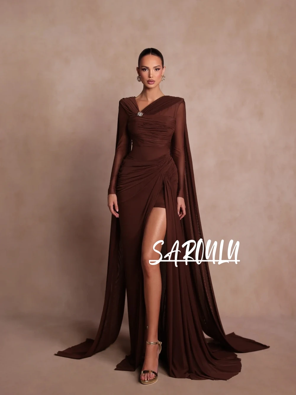 Elegantes Abendkleid mit drapierten Chiffon-Cape-Ärmeln, sexy hohem Schlitz, geraffter Taille, maßgeschneidertes Ballkleid, schicke, schlichte Galakleidung für Partys