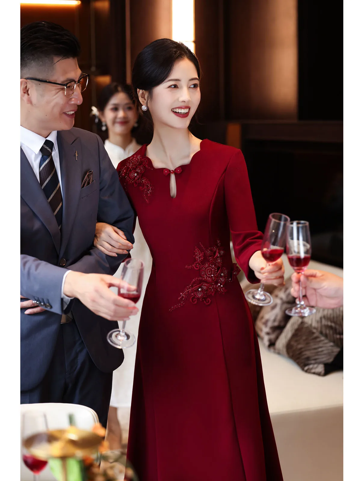 

Красное свадебное платье в новом китайском стиле для молодой матери невесты, длина миди, с рукавом 3/4, другие материалы.