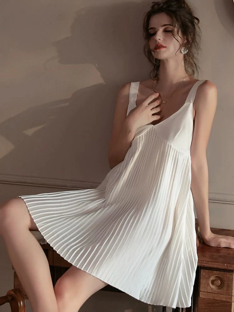 ثوب نوم نسائي فاخر من الساتان لعام 2025 - فستان بفتحة رقبة على شكل V عميقة ومفتوح من الخلف، ملابس مريحة أنيقة لربيع وصيف