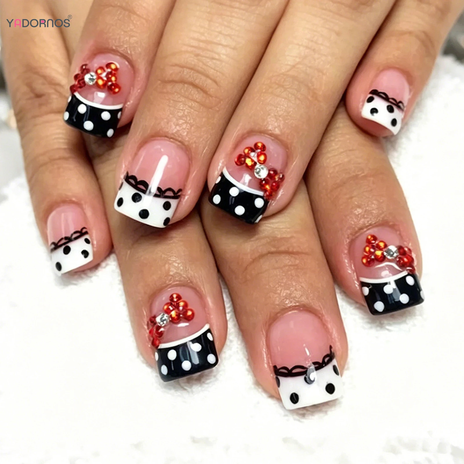 24 faux ongles à presser, courts et carrés, style français noir et blanc, avec nœuds en strass rouges et motifs pois et dentelle