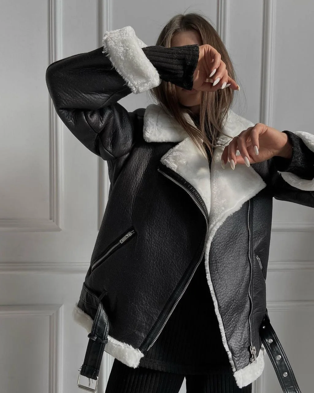 レディースファッション コントラストフェイクファー襟 レザージャケット ラペル Vネック レースアップ ジッパー ショートジャケット レディース 2025 ハイストリート アウター