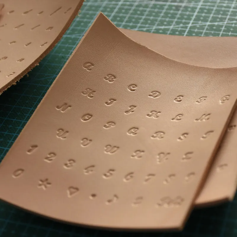 Transparenter Buchstabenstempel, Digitaler Stempel aus pflanzlich gegerbtem Crazy-Horse-Leder, handgefertigtes DIY-Lederwerkzeug zum Musterdruck – Detail 5