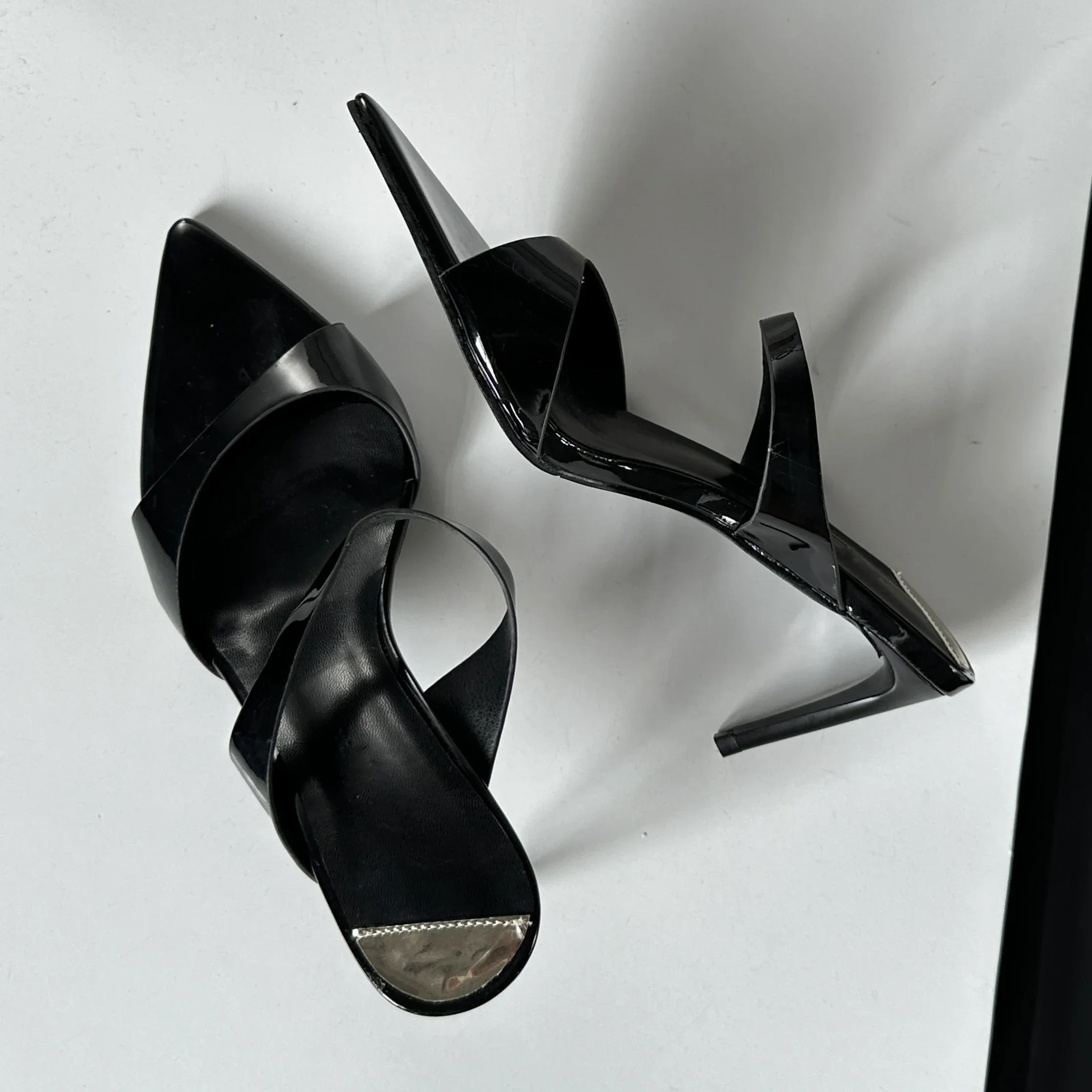 

Aneikeh/2029, летние модные женские шлепанцы на низком тонком каблуке, сандалии, уютные шлепанцы из лакированной кожи с острым носком, туфли без шнуровки, туфли-лодочки