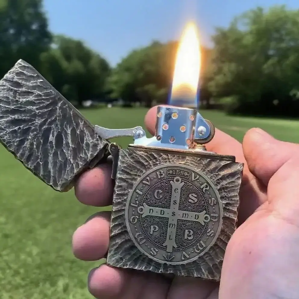 1:1 طبعة محدودة ZORRO ولاعة الكيروسين كبيرة الحجم شخصية معدنية قسطنطين الإبداعية الثقيلة درع المتضخم أخف هدية #1