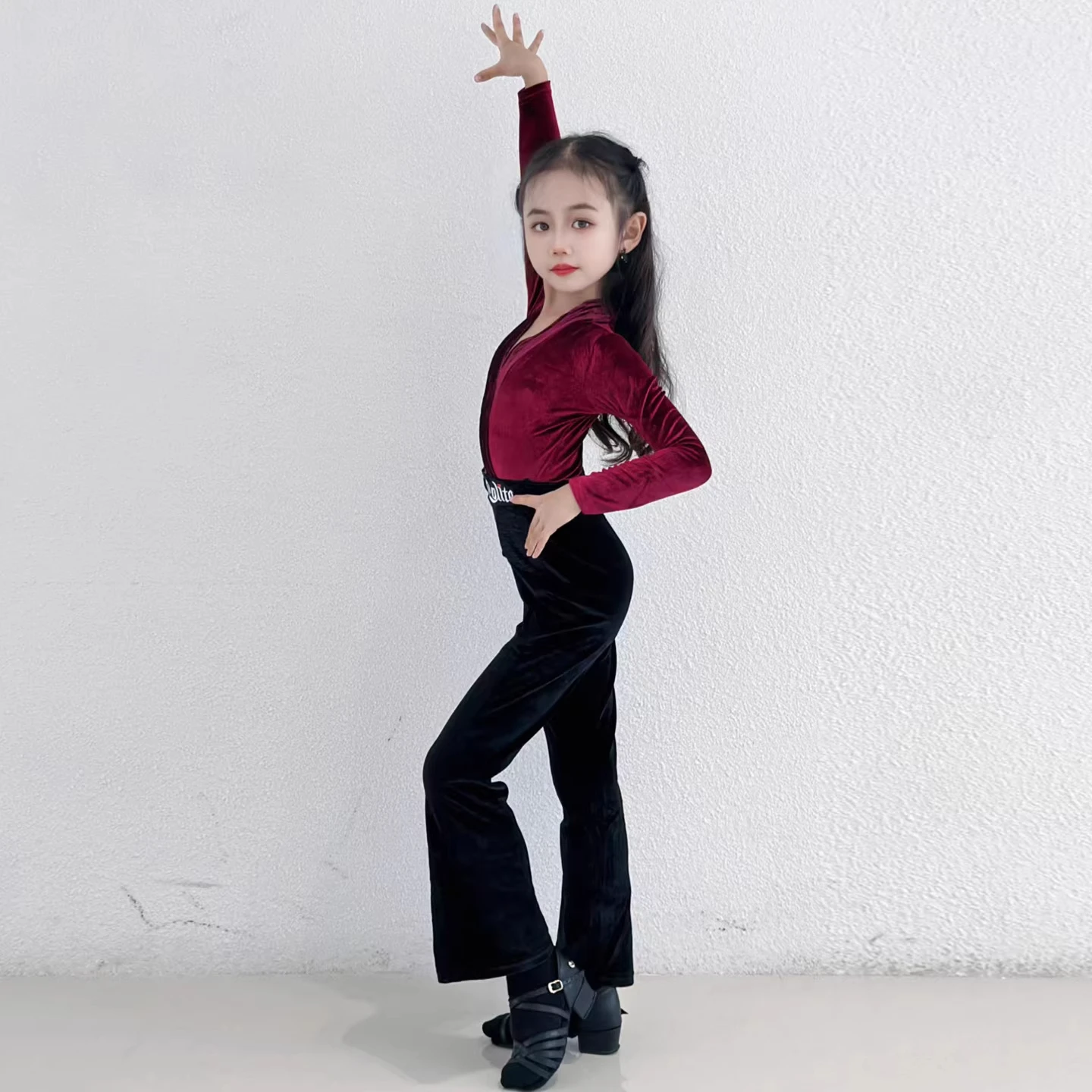 2025 conjunto de pantalones de baile latino para niños, Top de manga larga de terciopelo, ropa de práctica de actuación latina para niñas, traje de entrenamiento Cha VBH2188