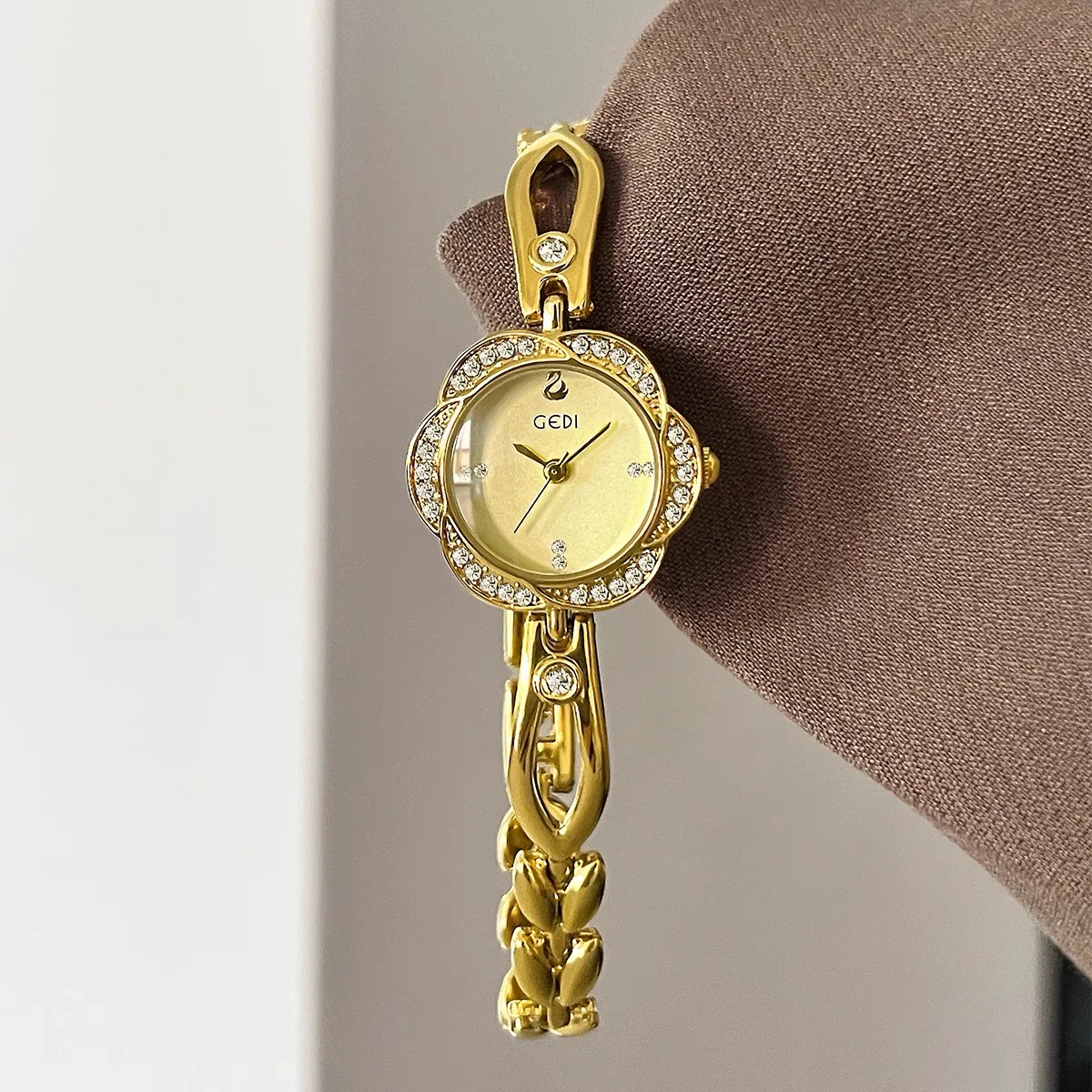 

Fashion Personality Temperament Flower shaped Rhinestone chain quartz watch For women girl Bracelet watch Jewelry accessories