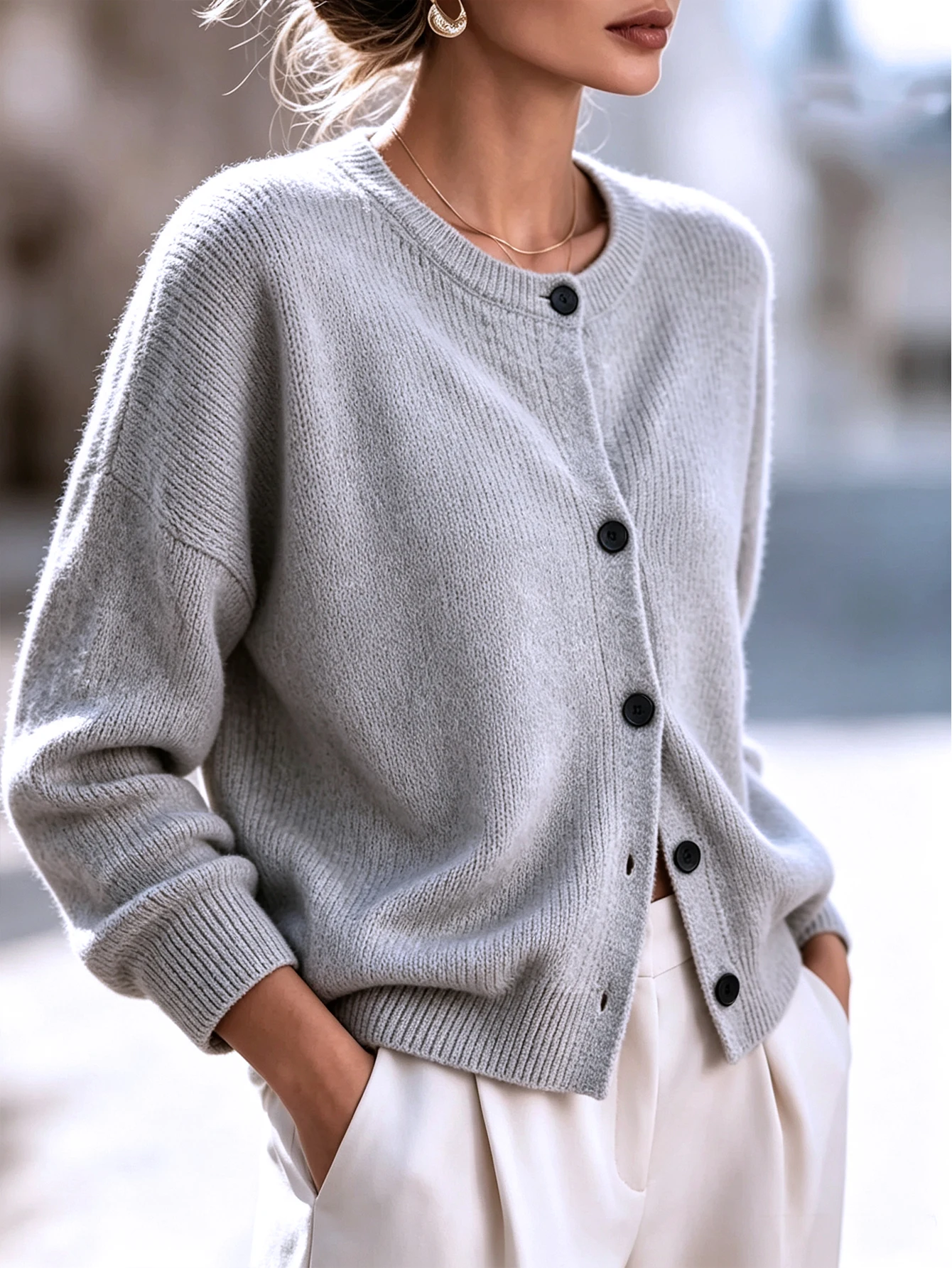 Autumn Christmas Atmosphere-Inspired Light Gray Round-Neck Knit Cardigan for Women, a Soft and Skin-Friendly Sweater Coat with a Relaxed, Drop-Shoulder, Loose Fit, European-Style Minimalist High-End Solid Color Long-Sleeve Button-Up Top, a Popular Internet Sensation for Layering and Layering Outfits, Suitable for Holiday Parties and Daily Outings, a Versatile Basic Knit Item with a Gentle and Relaxed Feel, Creating a High-Quality Autumn and Winter Casual Luxury Look