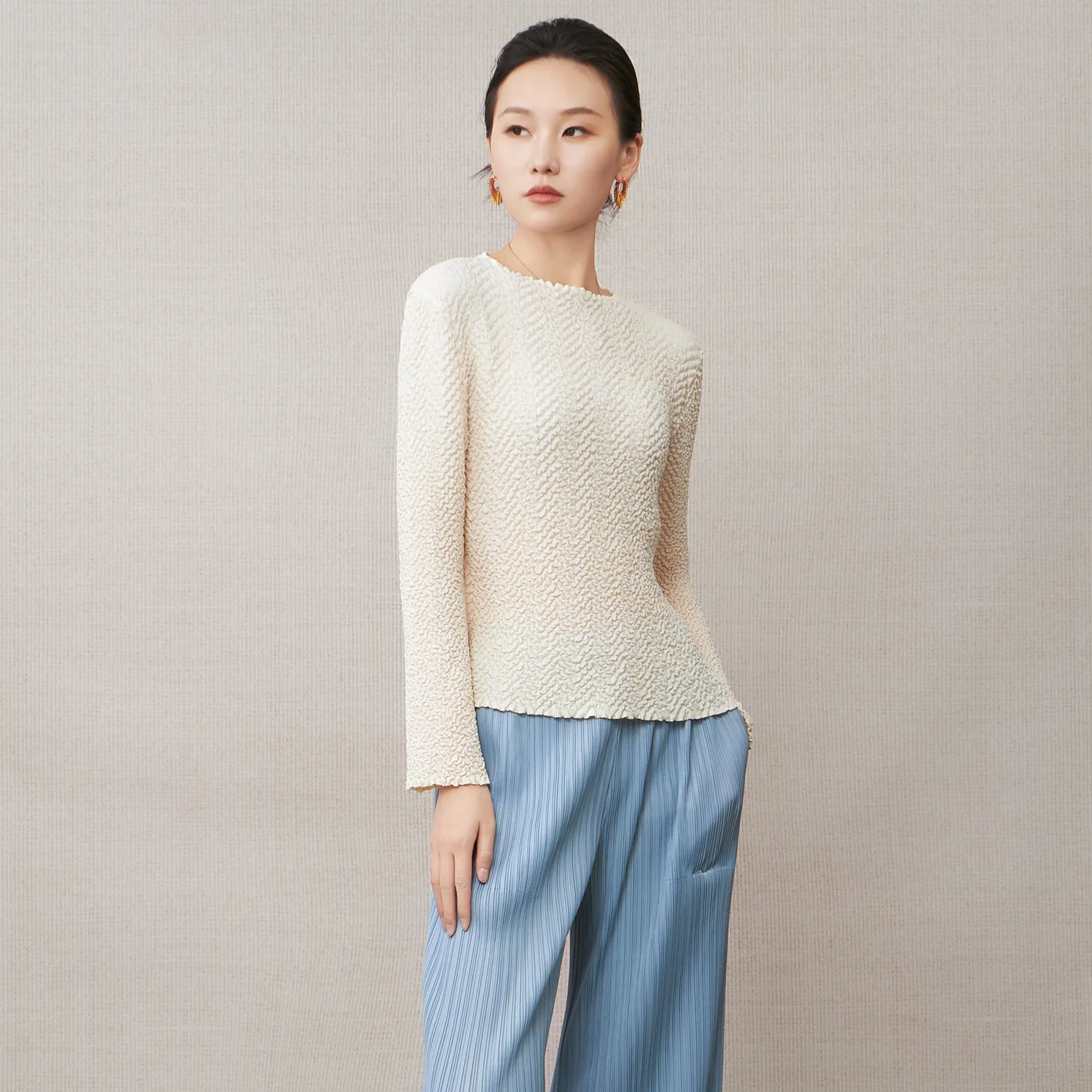 

Miyake плиссированная нижняя одежда, осенне-зимняя женская однотонная однотонная модная тонкая футболка с длинными рукавами и круглым вырезом, внутренняя футболка