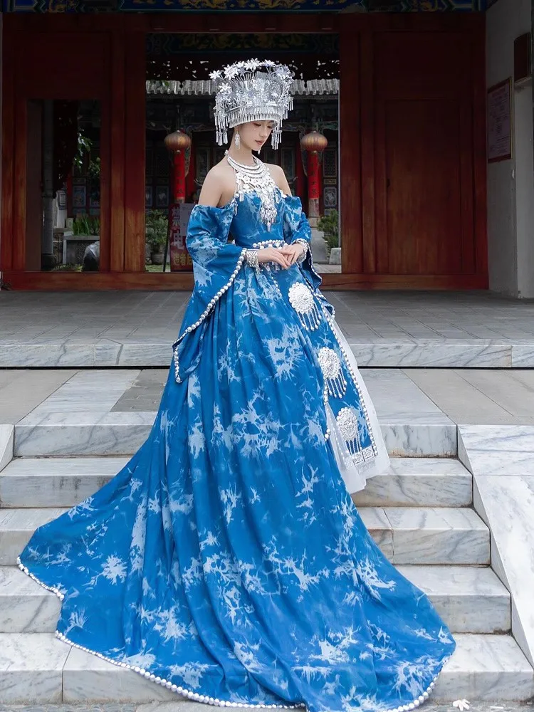 Nowy styl damskiej sukienki smokingowej, barwiony techniką tie-dye, etniczny strój, wybieg, występ, fotografia, podróże i wszystko.