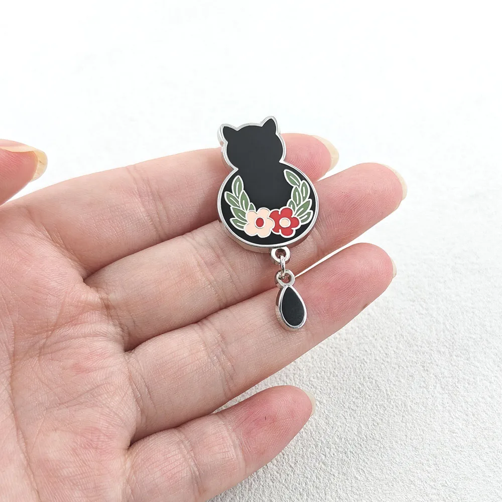 Niedliche Schwarze Katze Emaille-Pin Blumenkranz Anhänger-Brosche Kawaii Kätzchen Tropfenform Quasten-Abzeichen Tier-Reversnadel Schmuck Geschenk für Katzenliebhaber – Detail 4
