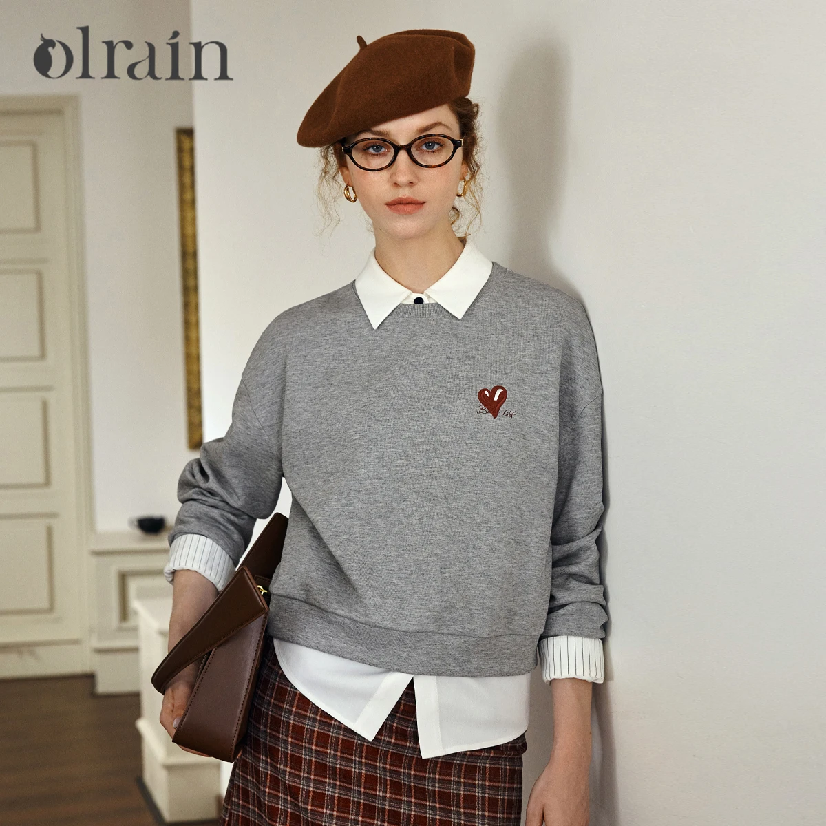 

OLrain Solid Sweatshirts Women's 2026 Autumn O-neck Straight Pullover Knitwear Tops French Simple Female Clothes O57QR000380