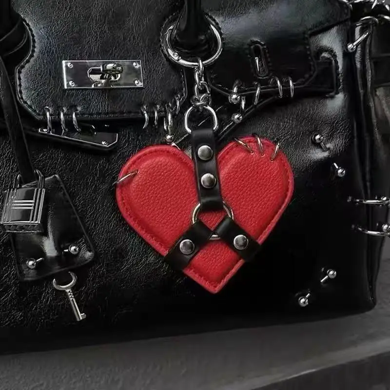 Modischer Y2K Nieten-Herz-Taschenanhänger Punk Gothic Leder-Herz-Schlüsselanhänger Schwarz Rot Taschenanhänger – Detail 3