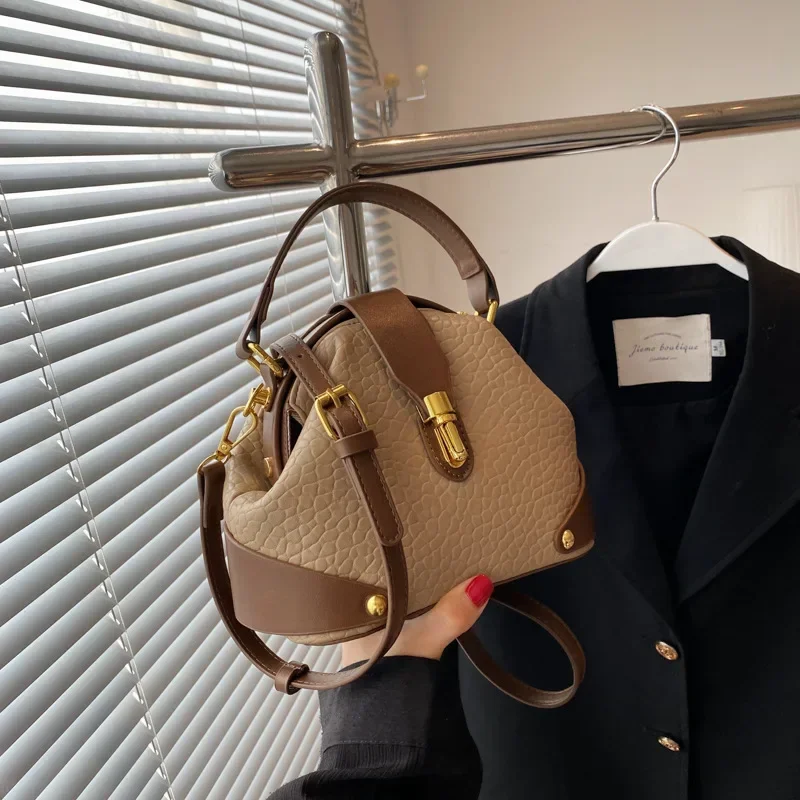 2025 Nuova borsa per il tempo libero di nicchia da donna: stile celebrità di Internet, moda versatile, trama semplice, tracolla/messeggero portatile