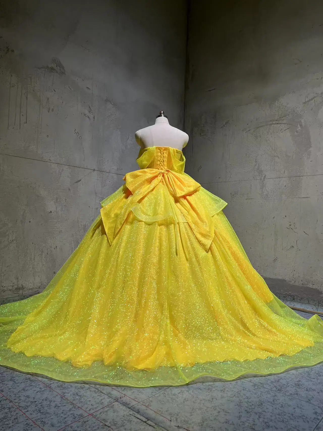 

Customized 100% Real Picture Yellow Quinceanera Dresses Ball Gown Off Shoulder Crystal Bow Women Prom Birthday Party Occasion 15