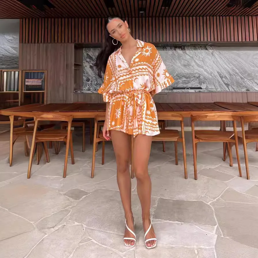 Macacão feminino de verão com amarração na cintura, estampa geométrica e estilo sexy.