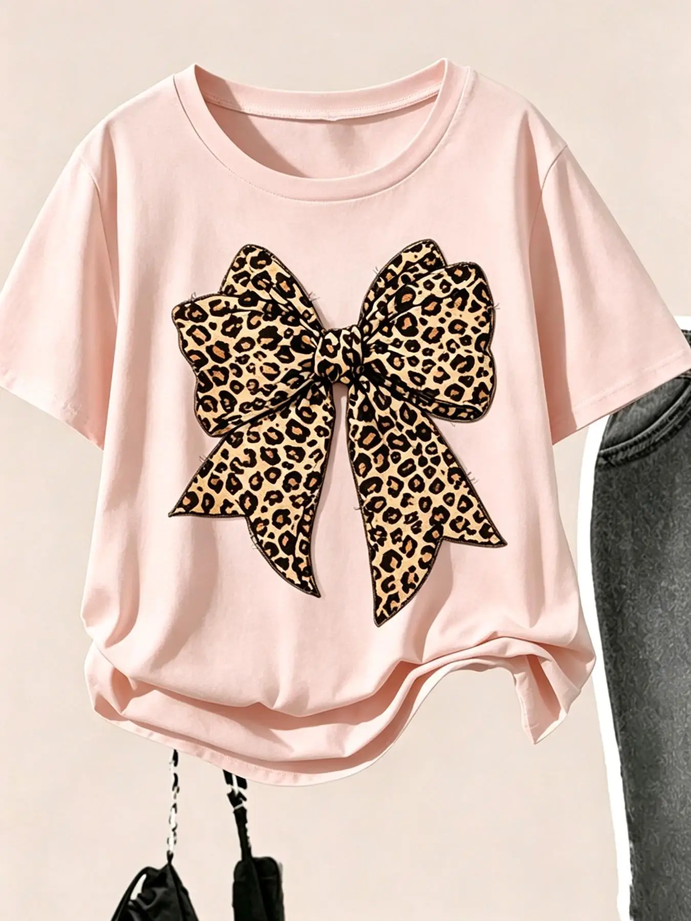Sommer- und Herbst-Freizeitoutfit für Mädchen: Leopardenmuster-Schleifen-T-Shirt in Rosa mit kurzen Ärmeln + Digital-Print-Schlaghose, zweiteiliges Set, geeignet für Mädchen im Alter von 4-12 Jahren, vielseitige Kleidung für Ausflüge. – Detail 4