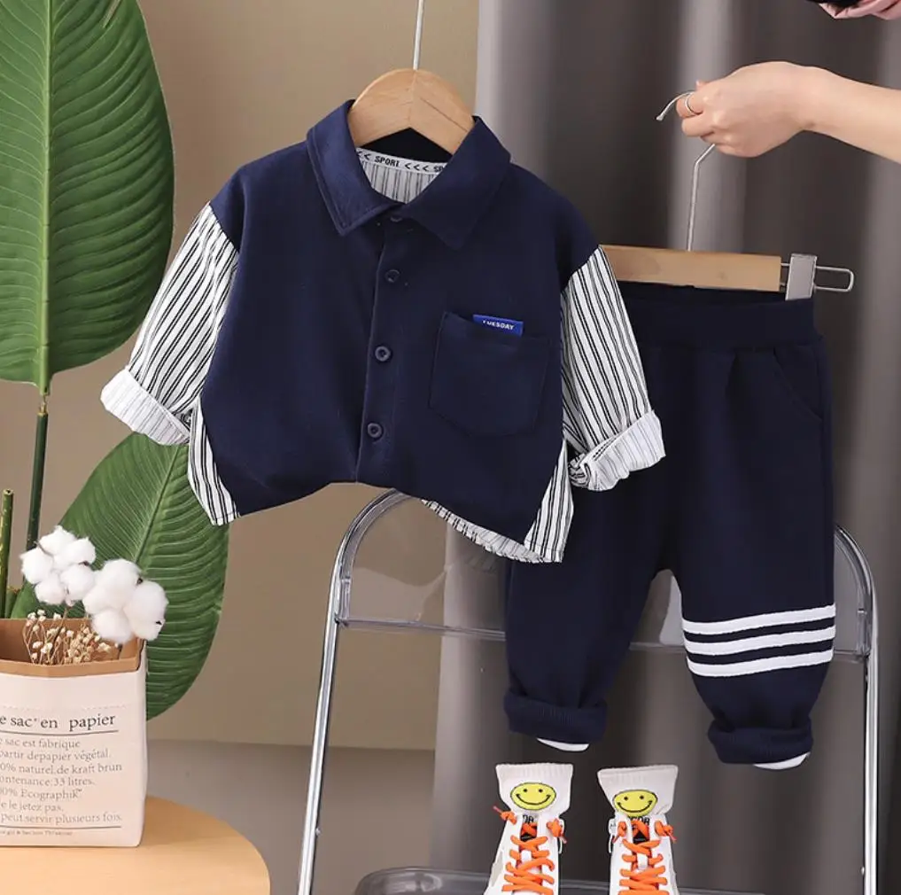 

Комплект одежды для маленьких мальчиков в Корейском стиле, весенне-Осенняя детская повседневная футболка с длинным рукавом и штаны в полоску и пэчворк, комплект из двух предметов