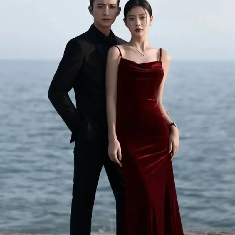 สปาเก็ตตี้สายรัด Charmeuse ชุดแต่งงานยาวเซ็กซี่ Backless กับโบว์ใหญ่ชุดเจ้าสาว Vintage ไวน์แดง Vestido Novia ที่กําหนดเอง