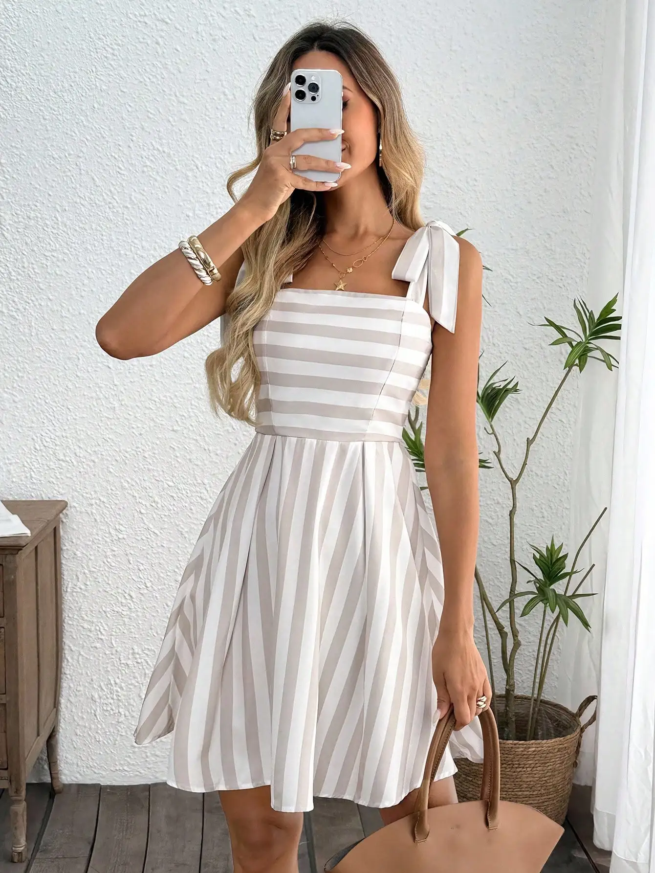 

Женское летнее повседневное мини-платье в полоску с квадратным вырезом и завязками на плечах