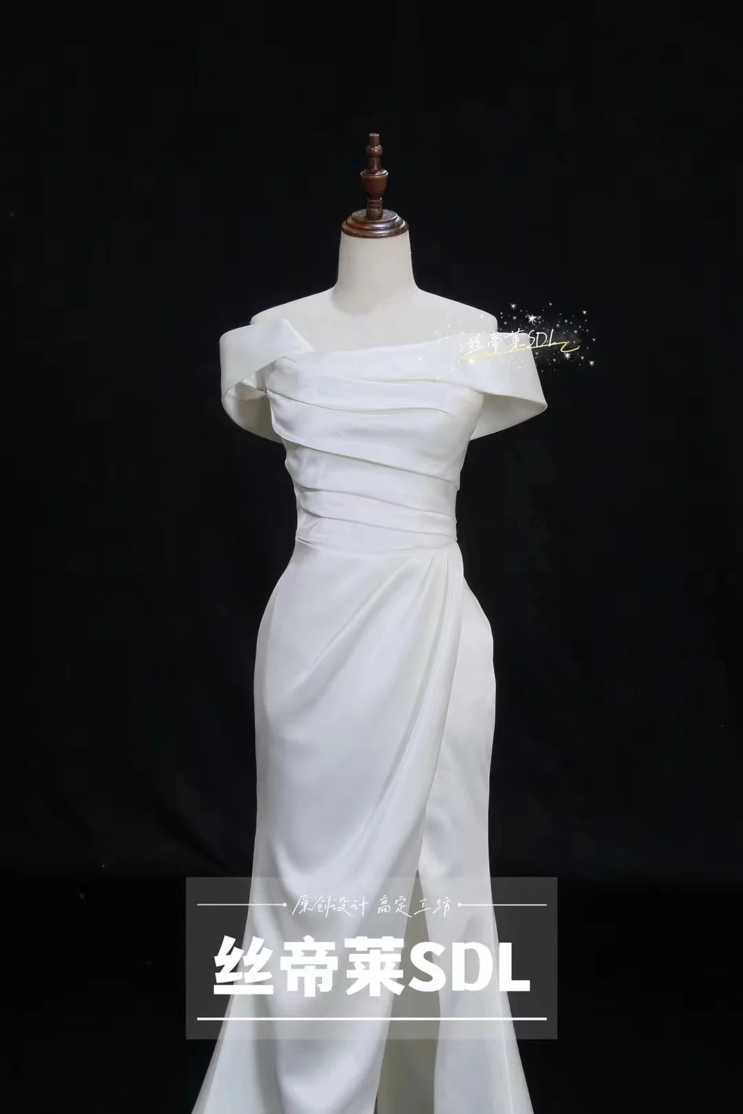 Robe de mariée plissée en satin blanc, haute qualité, B001