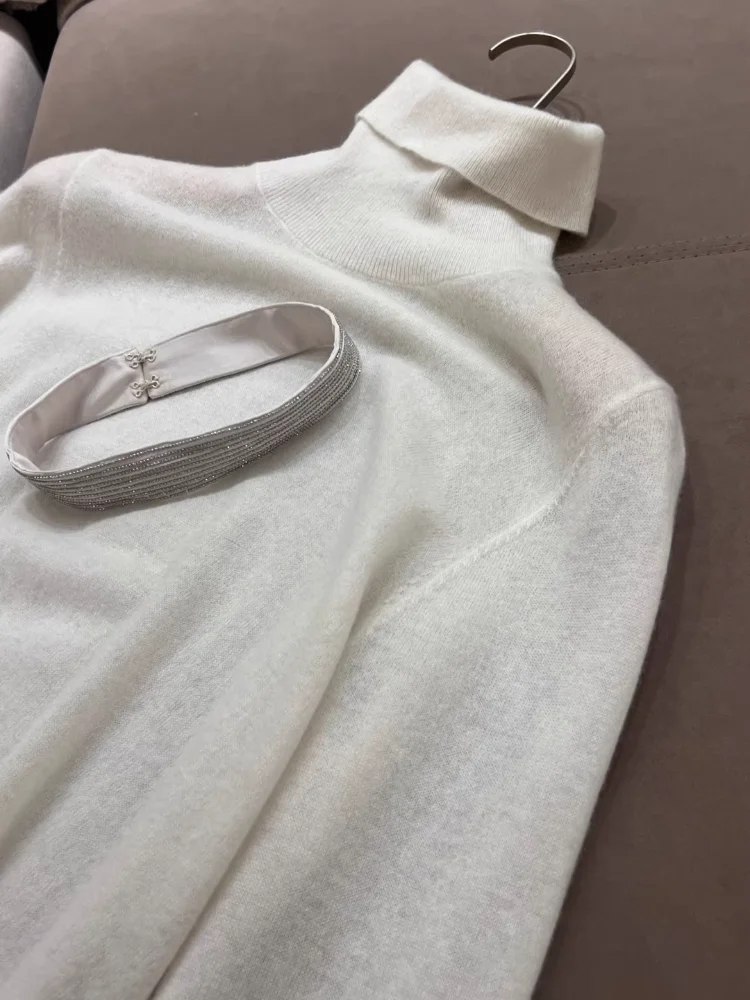 Jersey de cuello alto fino con cuentas adornadas