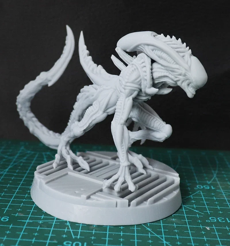 Resin Model Kits Alien Figurine Unpainted Sculpture  No Color DW-078