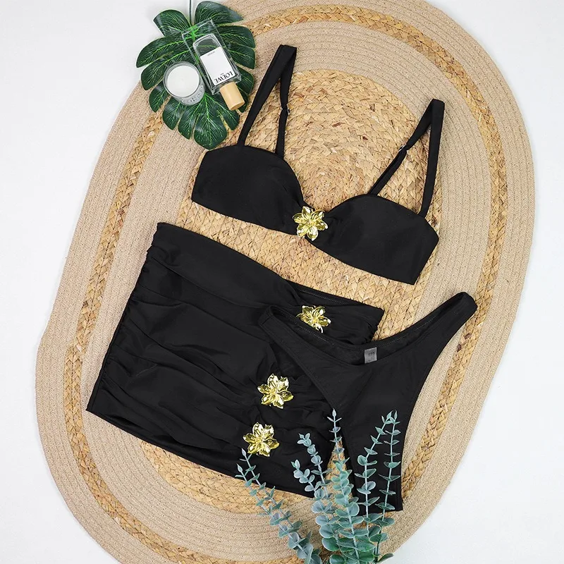 2025 ชุดว่ายน้ําสีดําบิกินี่ใหม่กระโปรงสั้นสามชิ้นชุดเครื่องประดับโลหะแยกครึ่งกระโปรงชุดว่ายน้ําผู้หญิงชุดว่ายน้ําผู้หญิง