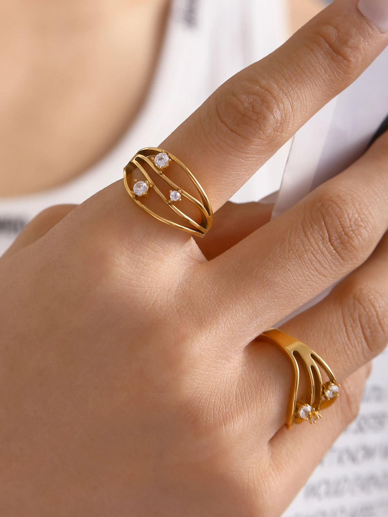 

French vintage hollowed out titanium steel ring women light luxury with diamonds stainless steel 18k gold ring high level