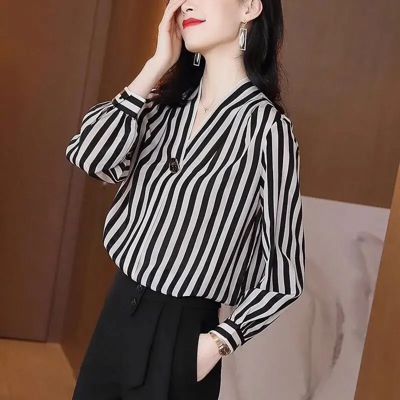 2023 Spring and Autumn Elegance Commuting Simplicity V-neck Bead Stripe Print Loose and Versatile Western Style Women\'s Shirt