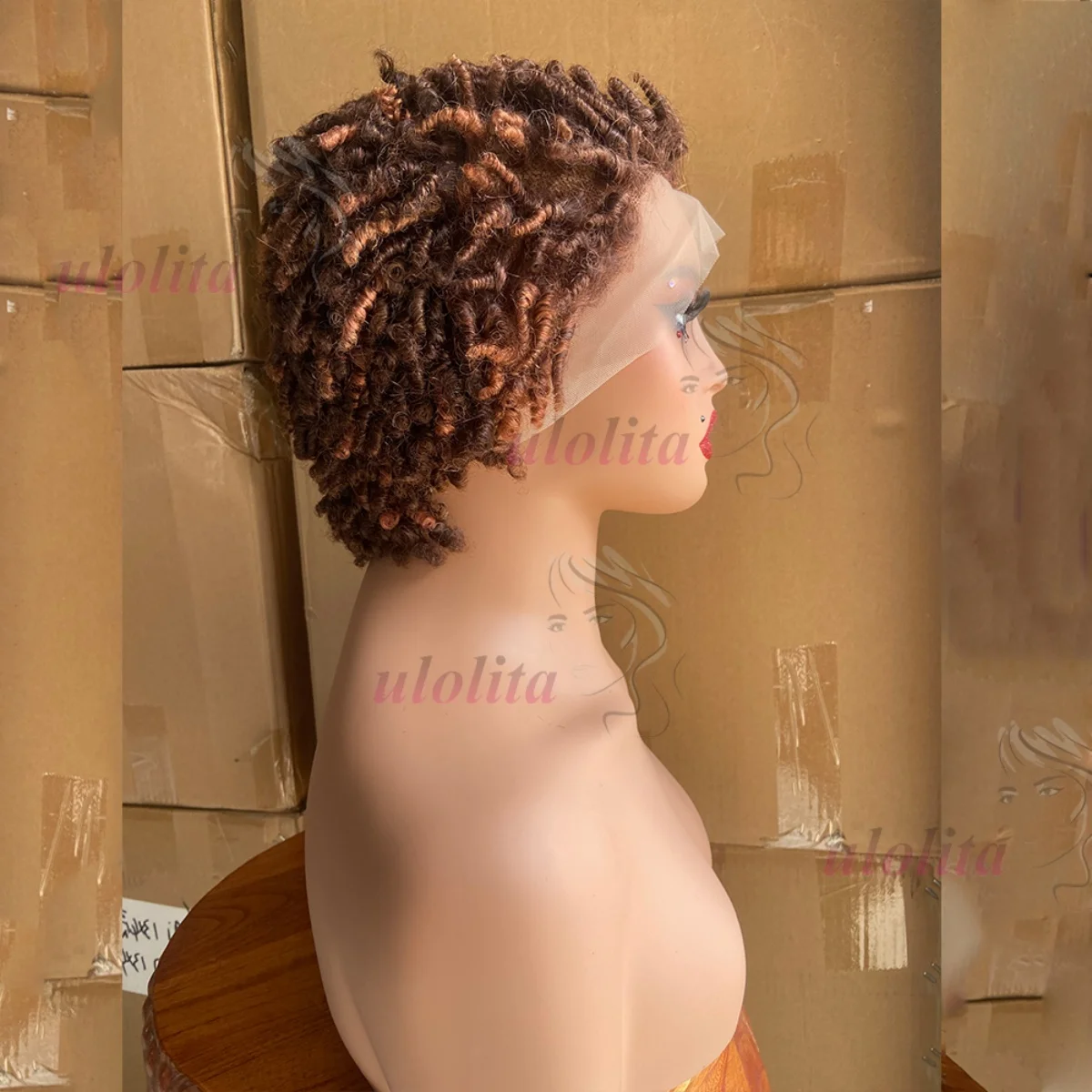 Premium 13x4 Lace Front Kurze Caterpillar Lockige Echthaarperücke in Naturfarbe aus brasilianischem Remy-Haar, geeignet für den täglichen Gebrauch von Frauen. – Detail 10
