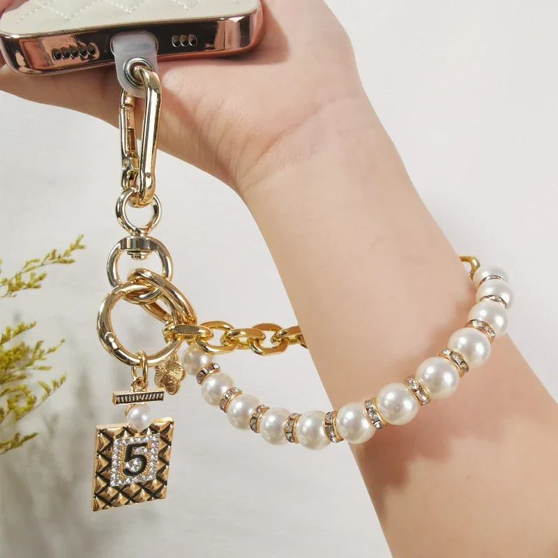 Mobile Phone Lanyards Short Wrist Beaded Small Fragrance 5 Pearl Chain Camellia Hand Chain Keychain Pendant Phone Wrist Strap