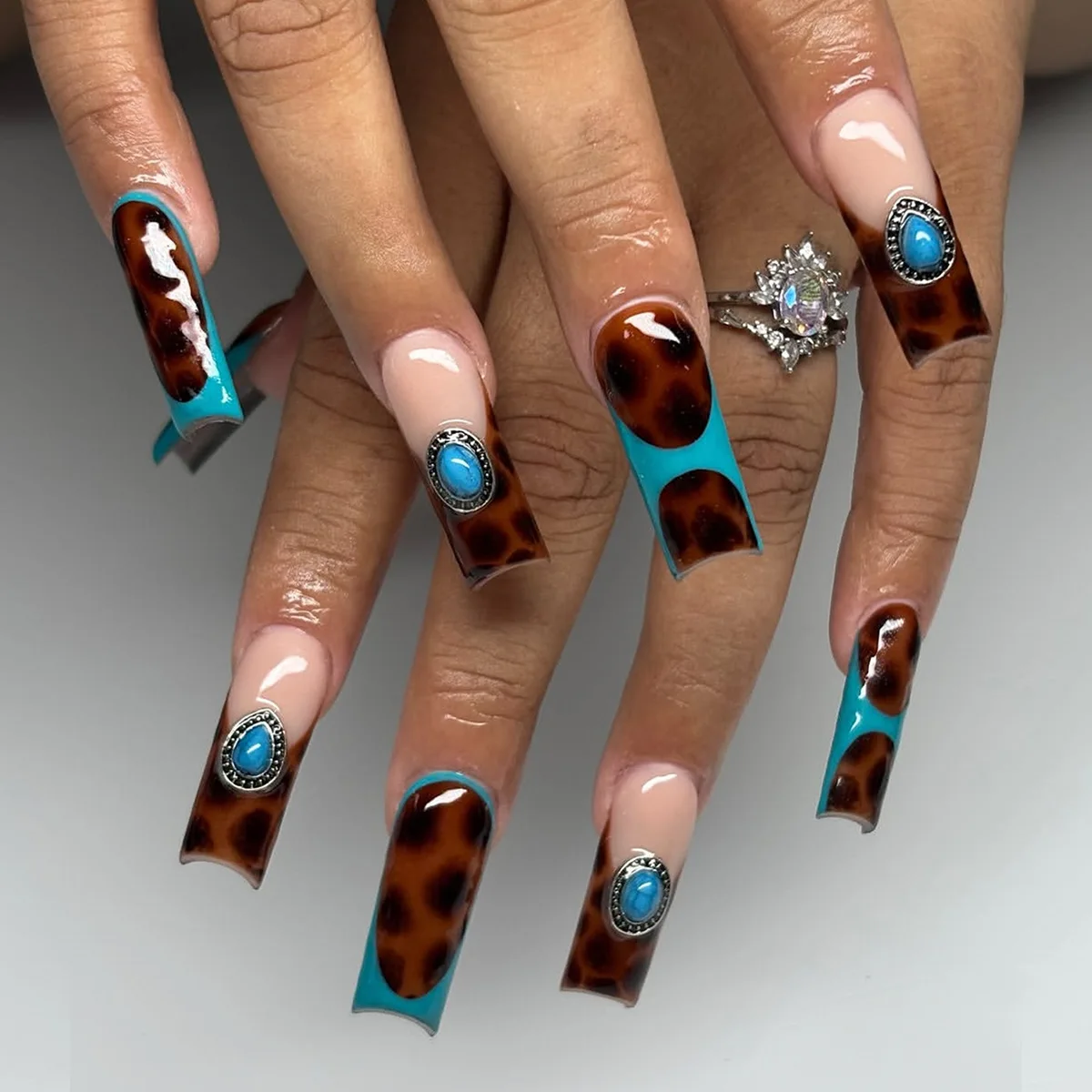 

24PCS Medium Square Fake Nails Palace Vintage Turquoise Leopard Print False Nails Red Hot Girls Removable Press on Nails Design