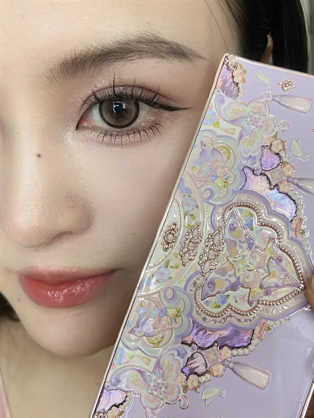 Flower Knows Makeup Collezione di collare a forma di nuvola di farfalle Tavolozza di ombretti in rilievo a 6 colori Glitter impermeabile a lunga durata per gli occhi