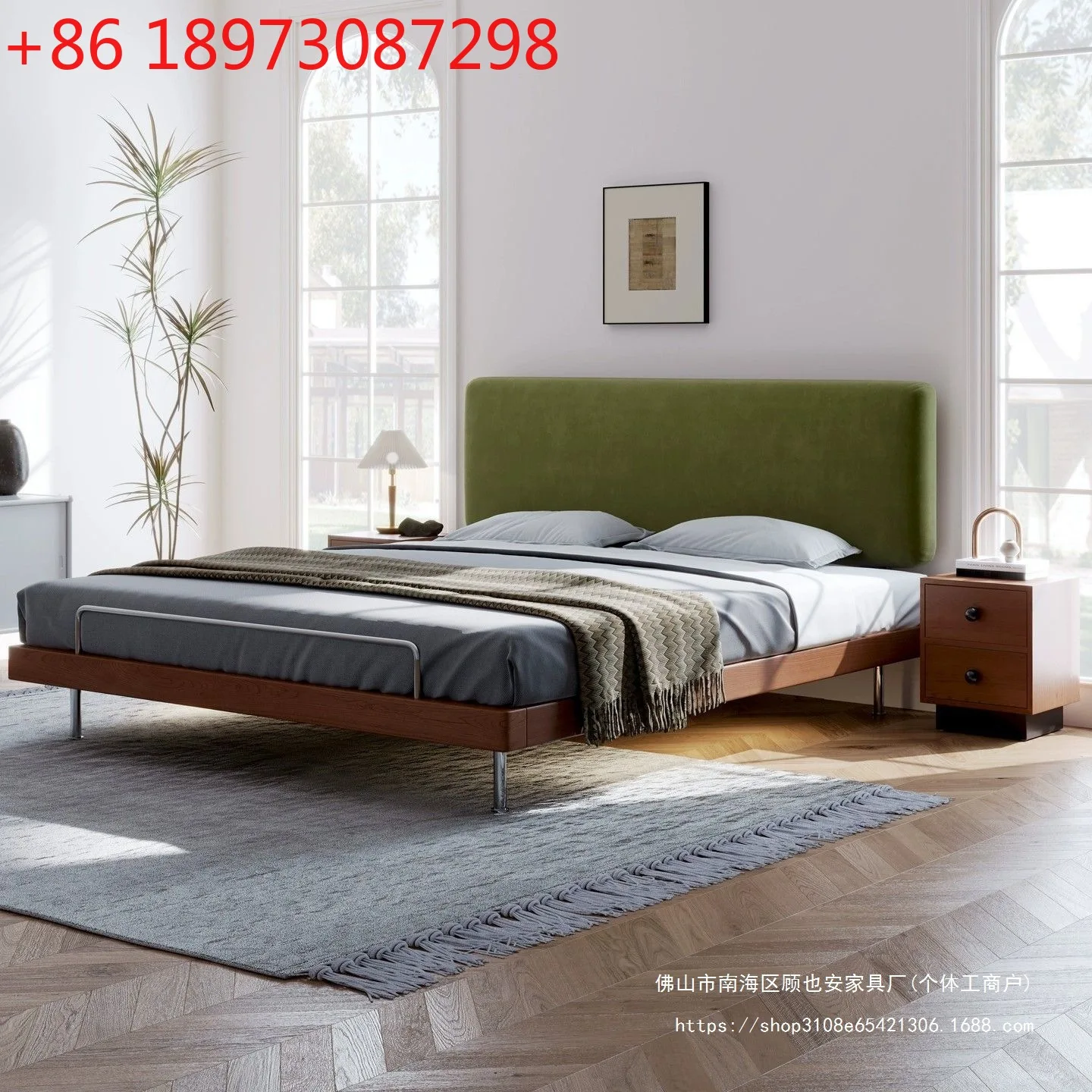 

Французская антикварная двуспальная мягкая кровать в главной спальне