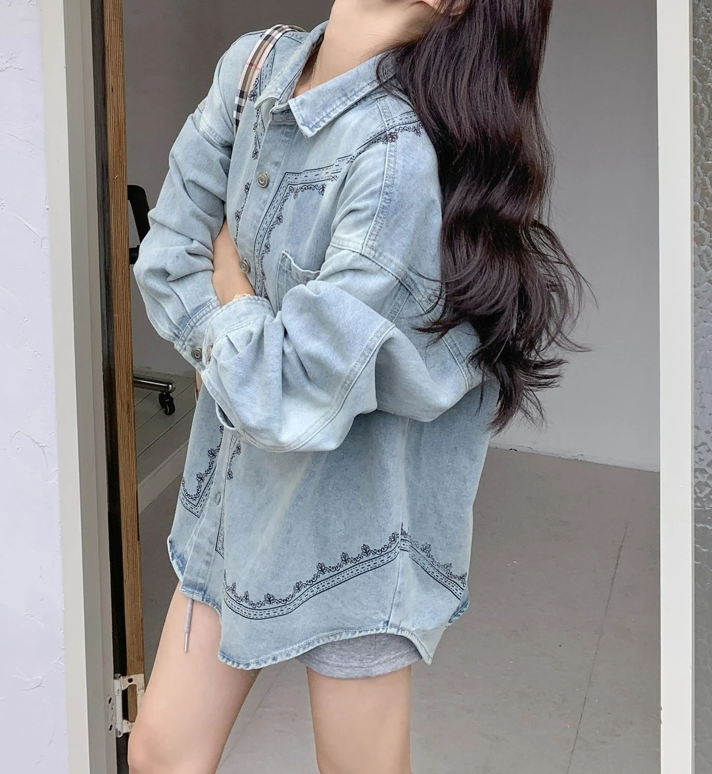 

Синяя модная джинсовая куртка-рубашка женская, новинка 2026 года, с вышивкой и принтом, универсальная