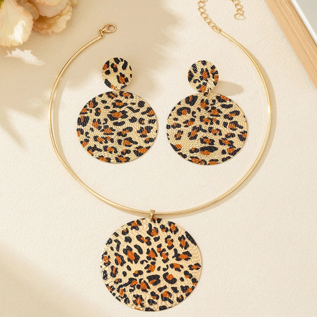 2PCS Fashion Gold-plated Metallic Leopard Print Pendant Choker Necklace for Women Party Simple Round Earring Jewelry Set