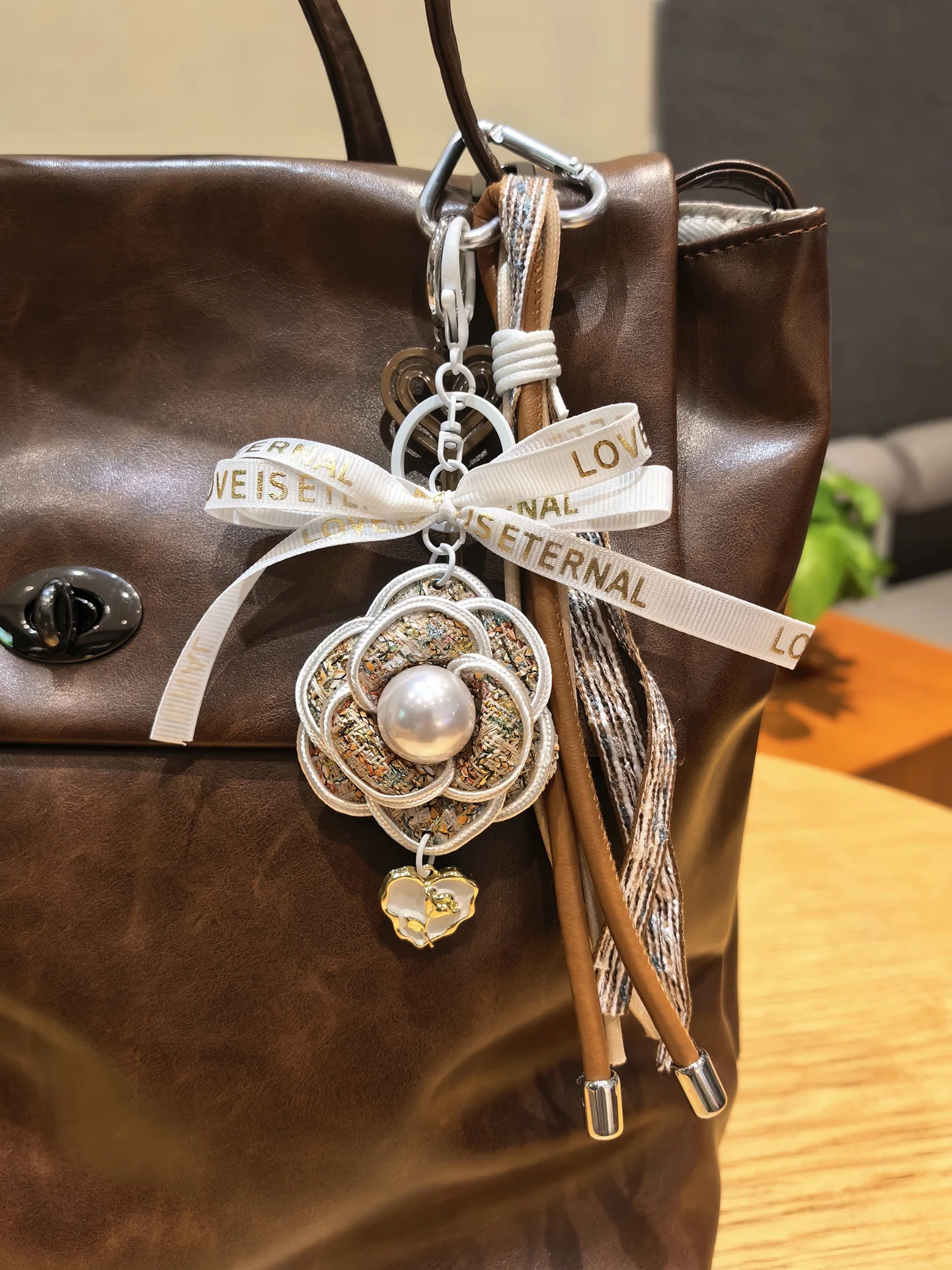 chaveiro-e-ente-de-bolsa-original-donkey-brand-com-flor-de-oliveira-estilo-fraancia-faion-acorios-de-brinco