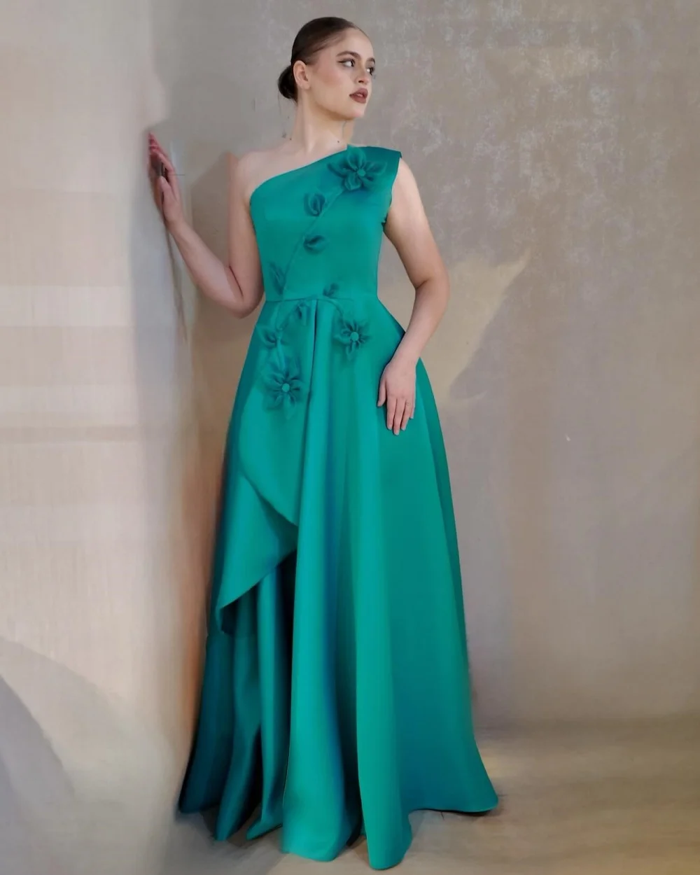 

Customized Modern Style Matching Charmeuse Handmade Flower Pleat A-line One-shoulder Long Dresses Bespoke Occasion Dresses Retro
