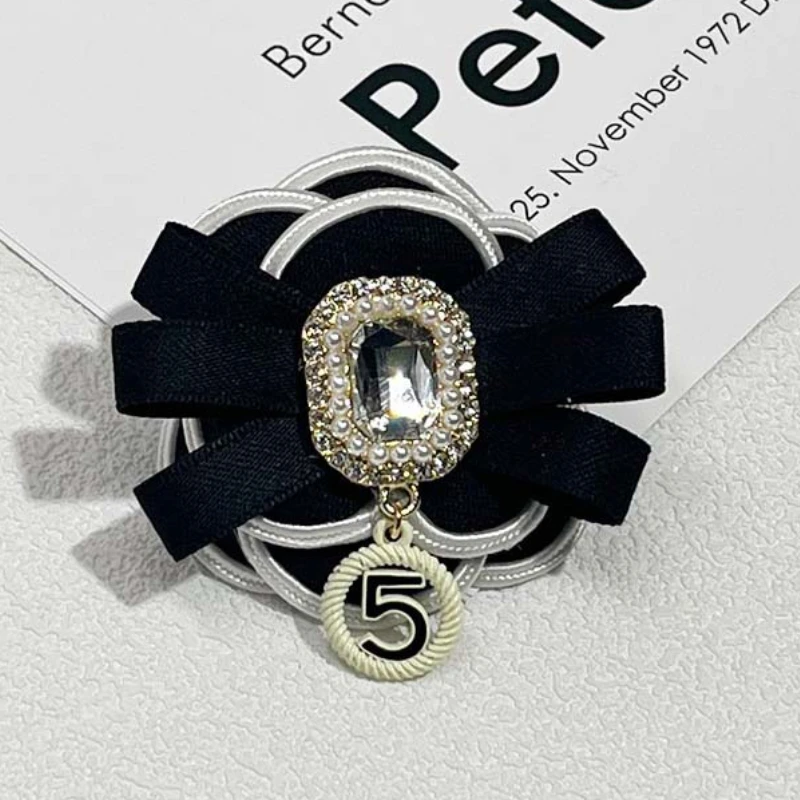 Broche de flor de Camelia de tela coreana para mujer, alfileres de estilo universitario, pajarita de cristal con perlas, insignia de moda, accesorios de joyería