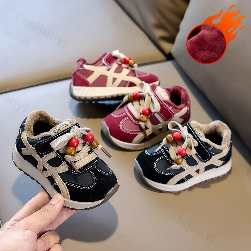 

Детская хлопковая обувь, новинка зимы 2024, теплые плюшевые кроссовки на мягкой подошве для мальчиков, уличная нескользящая удобная повседневная обувь для девочек