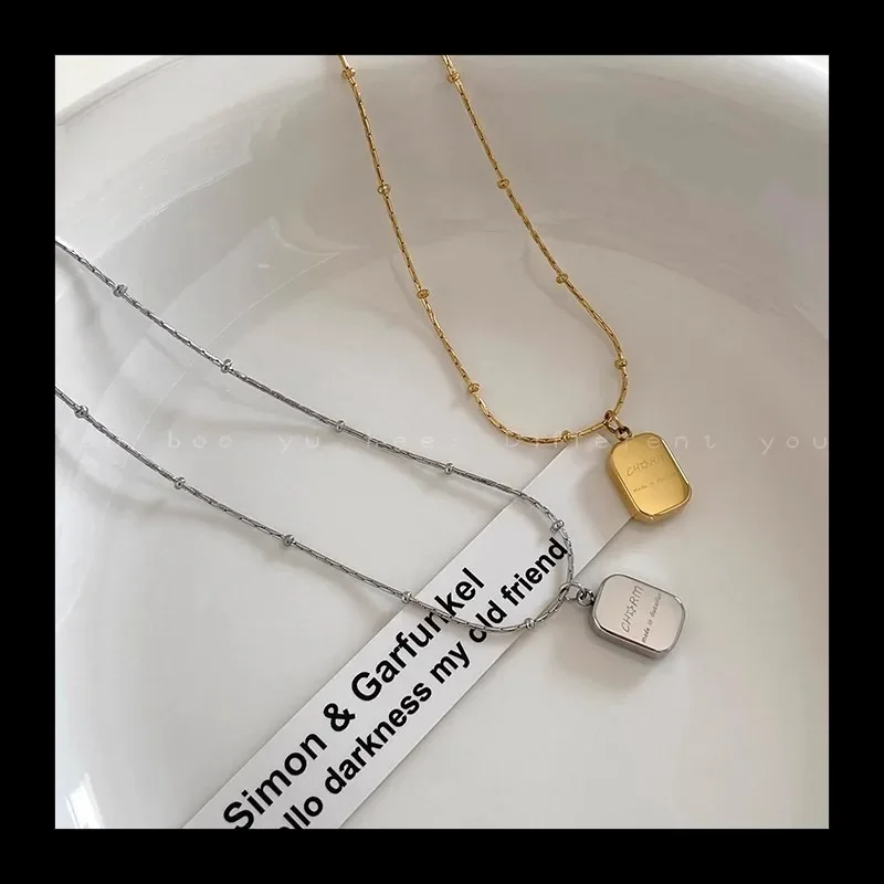 بسيطة حلوة وباردة الفضة مربع إلكتروني قلادة المرأة 2024 جديد تي شيرت سترة سلسلة ضوء الفاخرة المتخصصة الراقية Accessori