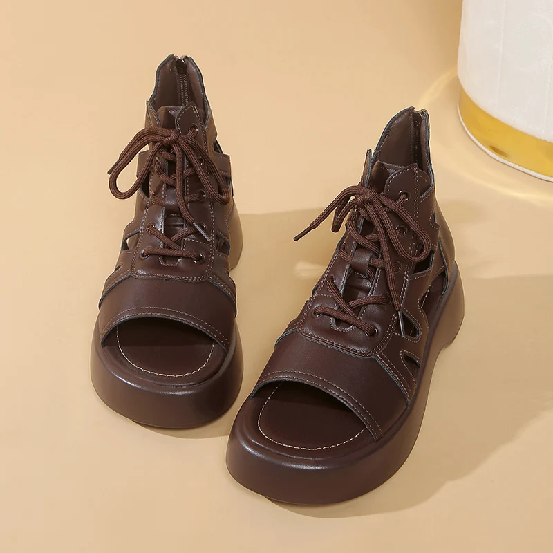 

Black Platform Roman Sandals Look Skinny and Versatile