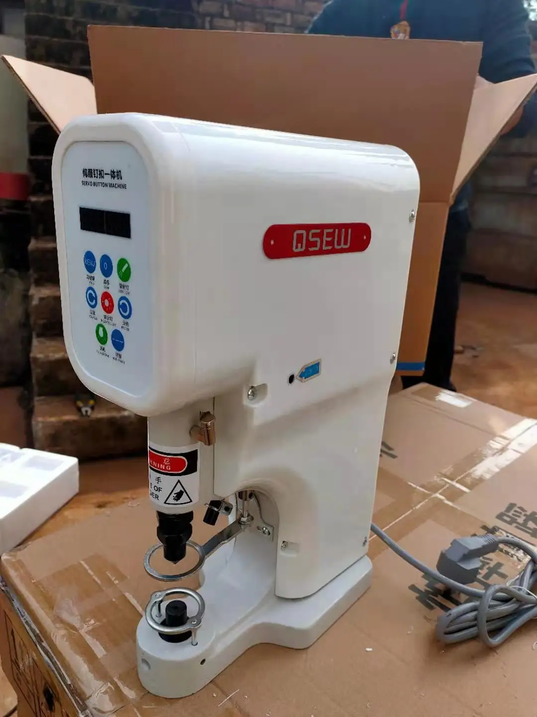 QS-818D Servo motor all in one snap button attaching fastener machine  eyelet machine sewing machine head only